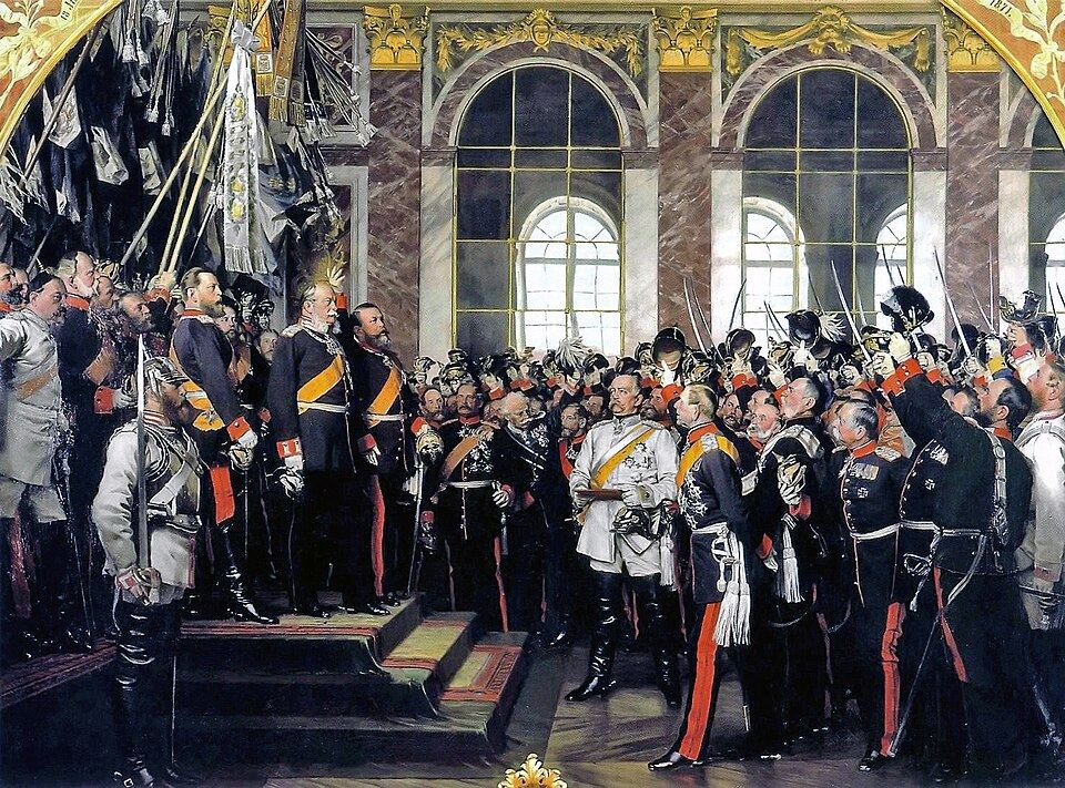 Gemälde der Kaiserproklamation im Spiegelsaal von Versailles mit Offizieren, die ihre Säbel erheben